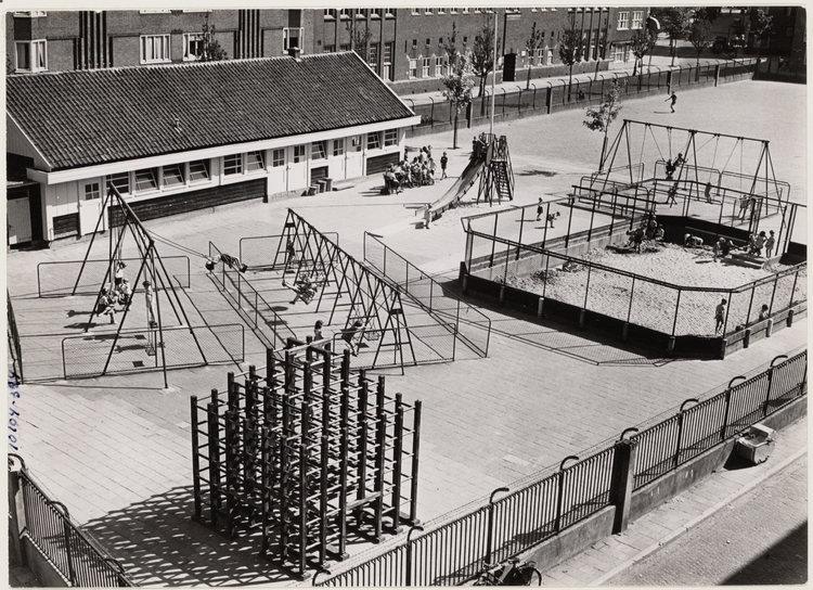 Speelplaats van speeltuinvereniging Het Oosten, augustus 1953 Joubertstraat 3-13 (v.l.n.r. vanaf het midden Foto: Stadsarchief Amsterdam<br /> 