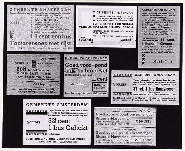 Voedselbonnen. Dit zijn een aantal voorbeelden van voedselbonnen uit de jaren dertig. Deze afbeelding is afkomstig uit de collectie het Stadsarchief Amsterdam (Beeldbank). Ik heb geen bonnen voor het Washuis kunnen vinden!  