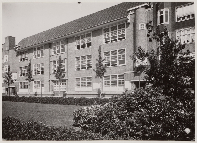 De Sumatraschool voor gewoon lager onderwijs juni 1940  Sumatraplantsoen 9-11. Collectie Stadsarchief 