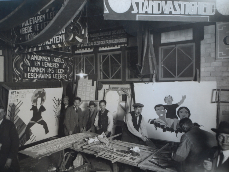 Actievoeren op de oude manier, het schilderen van actieborden aan de Tugelaweg. Hier ging het nog om de meiviering van 1926.  
