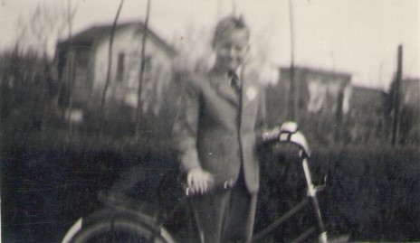 Op mijn 9e verjaardag met mijn cadeau, de fiets die mijn vader zelf heeft gemaakt.  Eigen foto (11 juli 1951)  