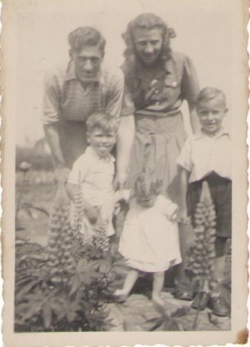 De Volkstuin, mijn ouders, broer en zusje. Het jongetje rechts ben ik. Eigen foto (ongeveer 1948)  <br />Volkstuin ver. 'Linnaeus', Oosterringdijk. 