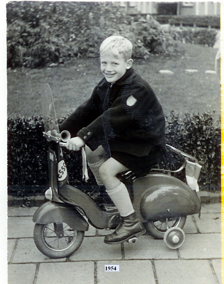De jaren 50: ik op een scootertje van de fotograaf  