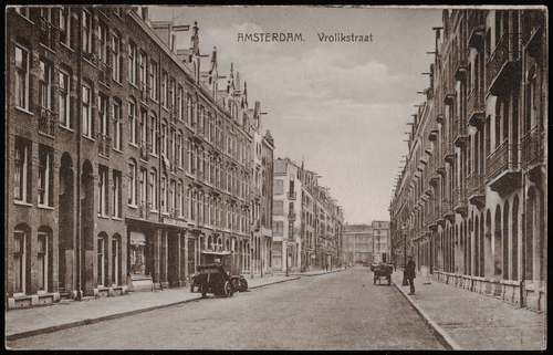 Vrolikstraat gezien in de richting van de Linnaeusstraat. Uitgave Krams Boekhandel, Vrolikstraat, Amsterdam, 1924. Bron: SAA, collectie prentbriefkaarten.  