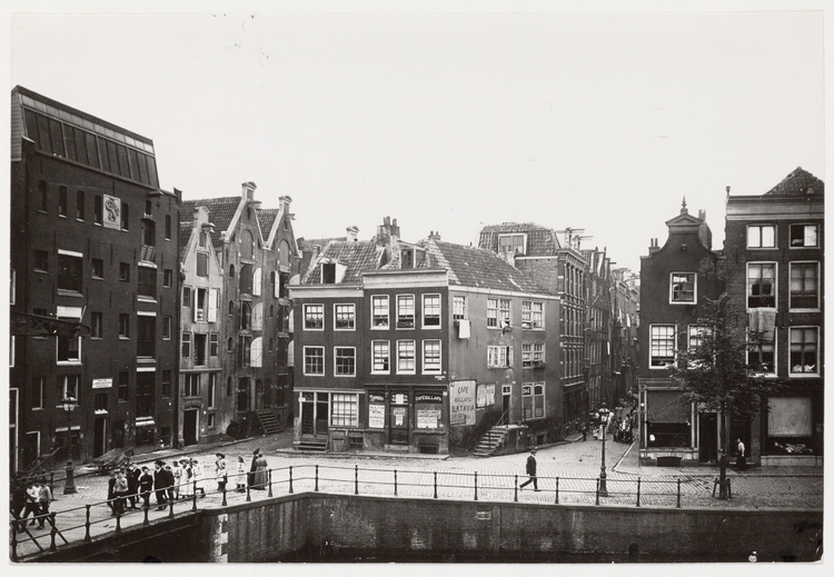 Oostersekade 10-7 en in het midden de Batavierstraat. Links. Huizen Uilenburgerstraat in ca. 1914. Bron: Fotocollectie SAA.   