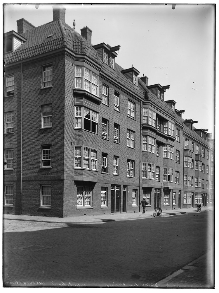 Retiefstraat, hoek Herzogstraat in juli 1924. Architect J.H. Leliman, bron:  Archief van de Gemeentelijke Dienst Volkshuisvesting en rechtsvoorganger: glasnegatieven (SAA).  