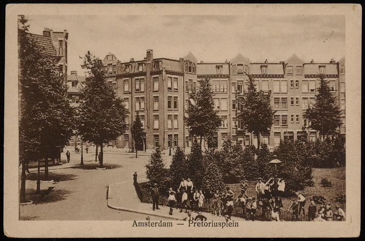 Pretoriusplein (nu: Steve Bikoplein), Uitgave Boekhandel van Utteren, Amsterdam in 1920. Bron: Collectie SAA, prentbriefkaarten.  