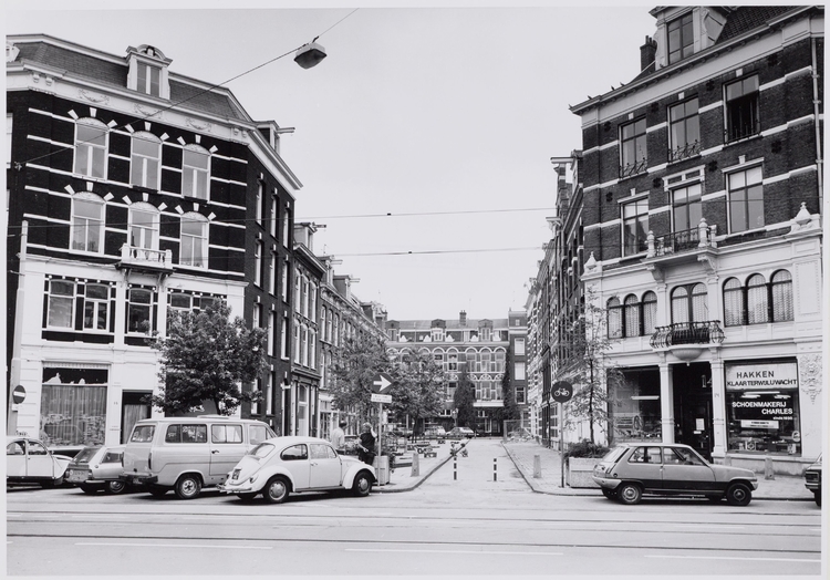 Foto beeldbank stadsarchief. Fotograaf: Ino Roël, 1985. Kruising met Swammerdamstraat, op achtergrond Blasiusstraat  