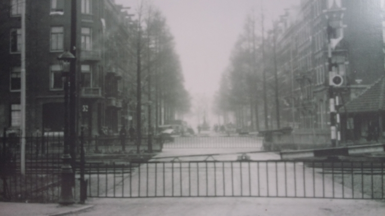 Ruyschstraat in de tijd dat het Rhijnspoor nog functioneerde, op de achtergrond is vaag de fontein nog zichtbaar  