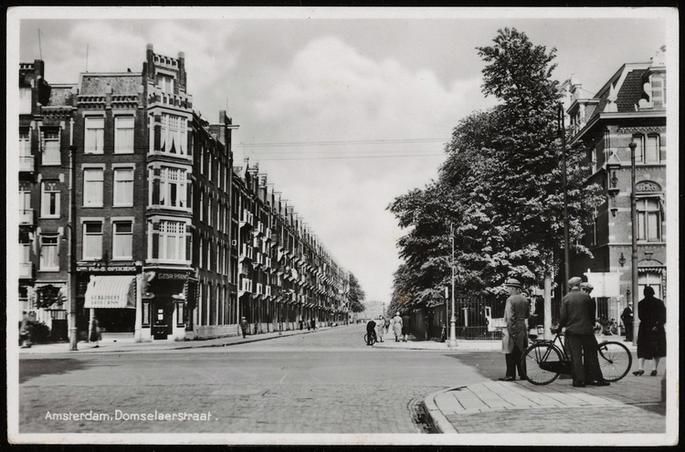 Domselaerstraat bij kruising Linnaeusstraat met rechts een deel van het Burgerziekenhuis (1930). J. Sleding, Amsterdam. Bron: Collectie Stadsarchief Amsterdam: prentbriefkaarten   