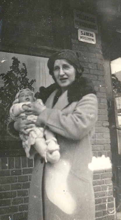 Rachel Noot in Borculo met kind op de arm voor Café Berg, bron: Historische Vereniging Borculo  