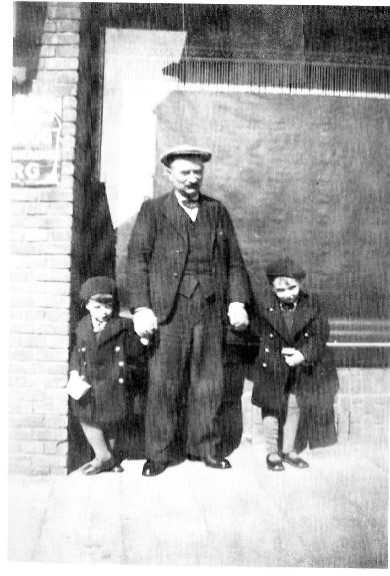 David Colthof met de kinderen Mau en Barend Noot, midden jaren dertig in Borculo. Bron: Joodsmonument.nl  