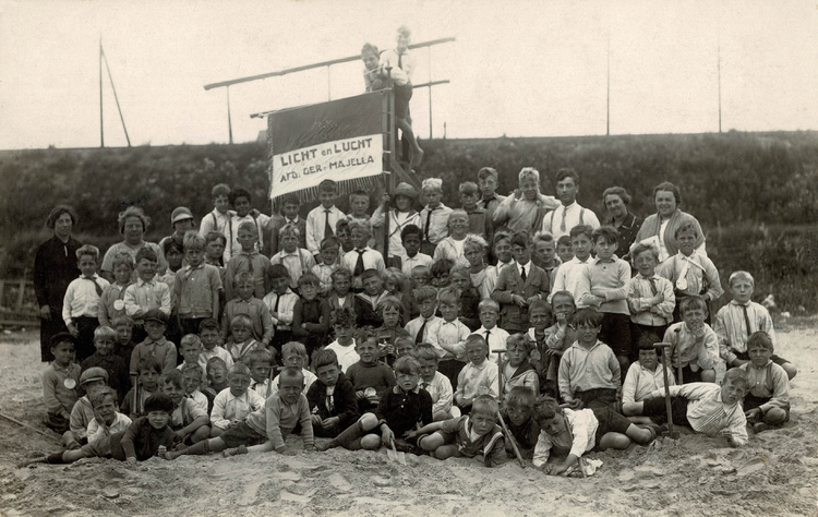 Kinderen en leiding. (± 1929).  