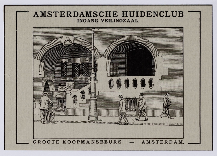 Affiche van de veilingzaal van de Amsterdamsche Huidenclub (1926), Damrak 213-387. Beschrijving: De zij-ingang Koopmansbeurs op Damrak, hoek Oudebrugsteeg. (tot 1988 nr. 62A). Collectie Stadsarchief Amsterdam: los beeldmateriaal.  