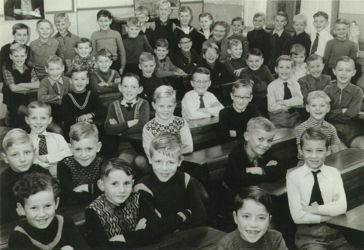 2e klas 1954 - 1955 (ik zit links 2e van boven).jpg  
