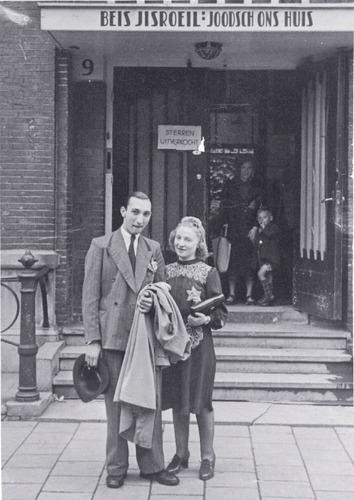Simon Peereboom (1923-2003) met zijn echtgenote Roosje Peereboom-Beesemer (1921-1944) in mei 1942 voor Beis Jisroeil - Joodsch Ons Huis aan de Plantage Parklaan in Amsterdam. Het bord aan de deur vermeldt dat 'Jodensterren' uitverkocht zijn. Bron: JCK.  