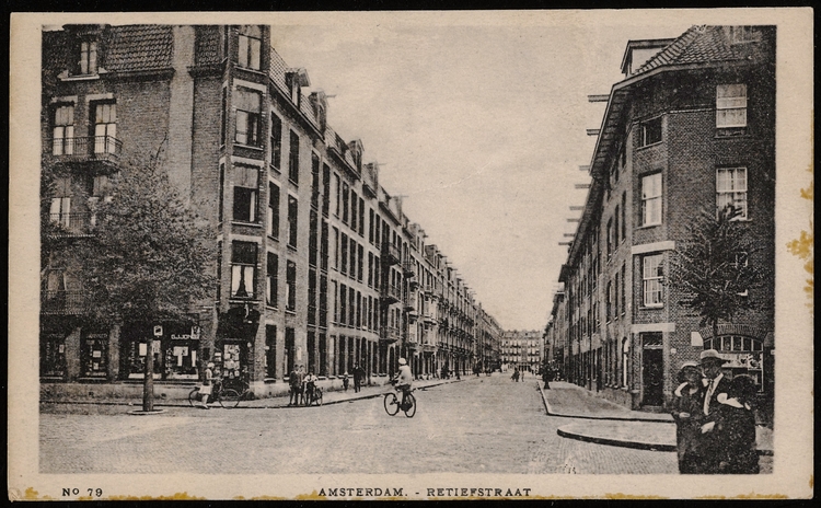 Retiefstraat. Uitgave G.J. Jong, Retiefstraat 43, Amsterdam in 1920. Bron: Collectie Stadsarchief Amsterdam: prentbriefkaarten  