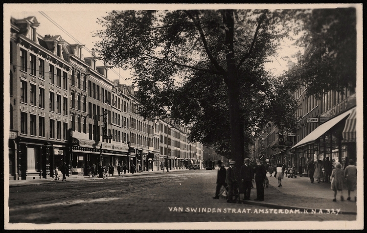 Eerste van Swindenstraat gezien vanaf de Dapperstraat naar de Linnaeusstraat in 1930. Bron: Collectie Stadsarchief Amsterdam: prentbriefkaarten  