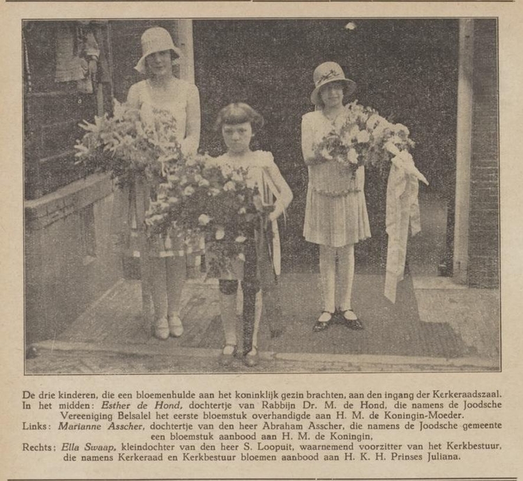 Esther de Hond mag in 1929 een bloemenhulde brengen aan de Koningin-Moeder. Bron: De Joodsche jeugdkrant; "Betsalel", jrg 2, 1929, no 12, 20-06-1929  