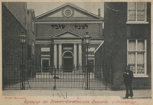 Wagenstraat met de synagoge van de Nederlands-Israëlitische Gemeente. Bron: fotocollectie Beeldbank Haags Gemeentearchief, onbekende vervaardiger, ca. 1912.  