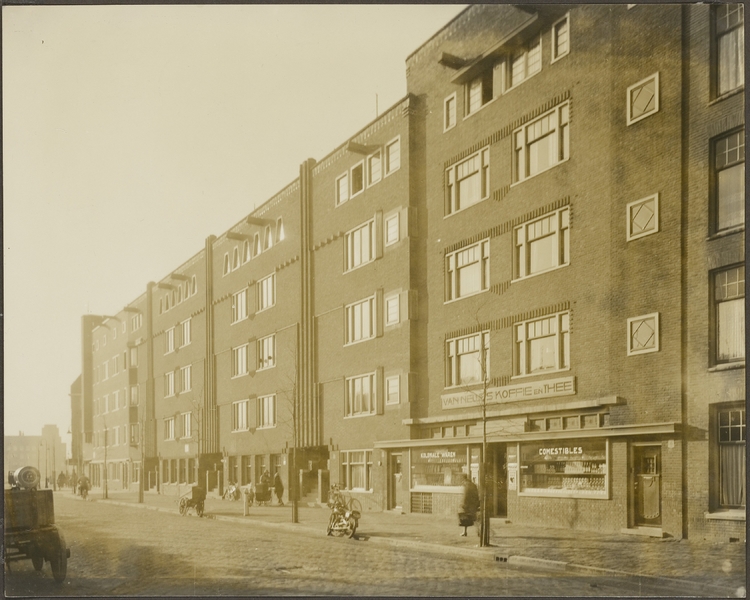 Krugerstraat 8-24 (v.r.n.l.), gebouwd naar ontwerp van architect Johan Brouwer (1884-1966). Uit de collectie albums, Stadsarchief Amsterdam: albums, ca. 1930  