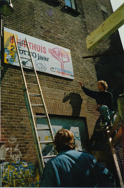 Bord aan buurthuis om verhuizing naar 3e OPstraat aan te kondigen 1989  