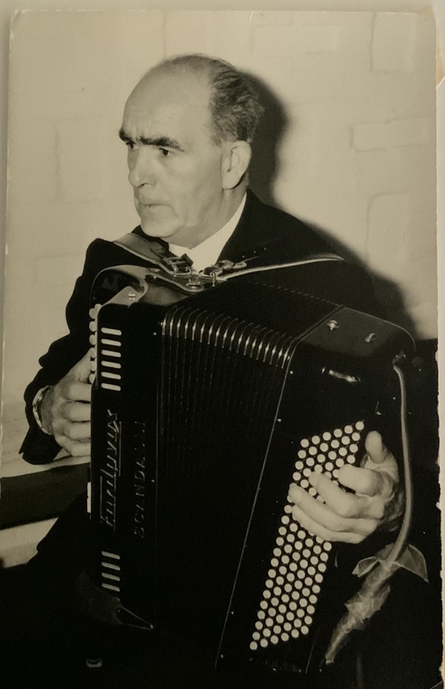 Dirigent vd accordeonvereniging Don Bosco, meneer De Boer.  