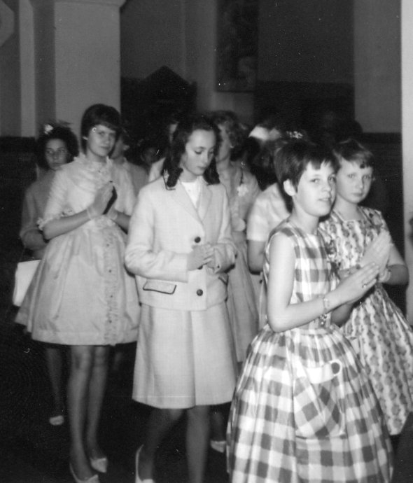 1eCommunie van mijn zusje1962 ( Zij is het meisje in de korte rok)  