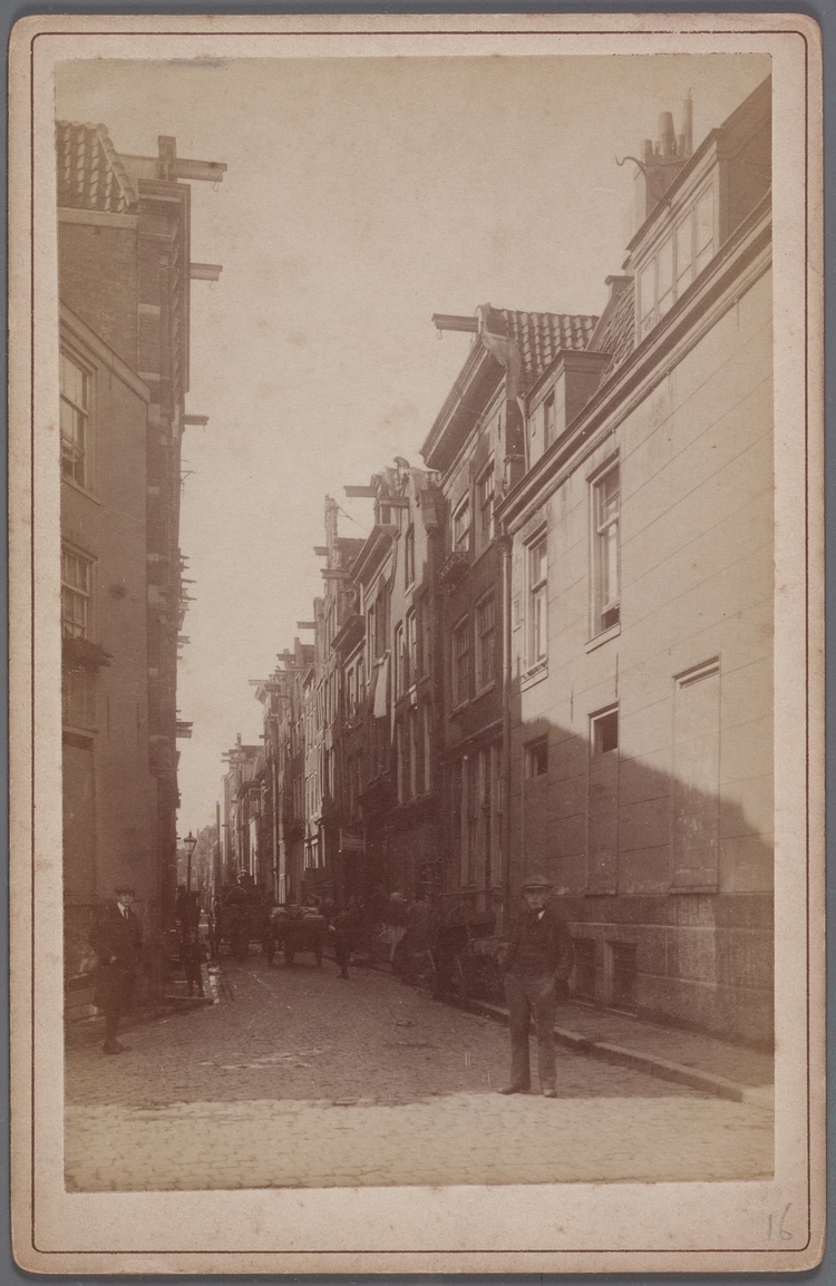 Batavierstraat gezien naar de eerste Batavierdwarsstraat 1890 met  rechts de zijgevel van Oostersekade 8 en daarachter Batavierstraat 2, 8, 10 en hoger. Bron: Foto van gebroeders Brouwer, ca. 1890, SAA.   