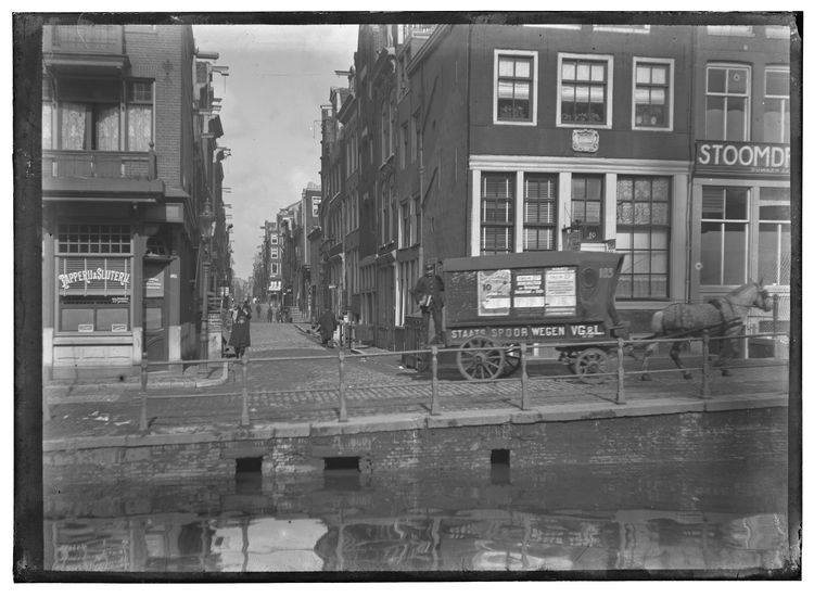 Bloemgracht Met In Het Midden De Ingang Van De Eerste Leliedwarsstraat Links De Nummers