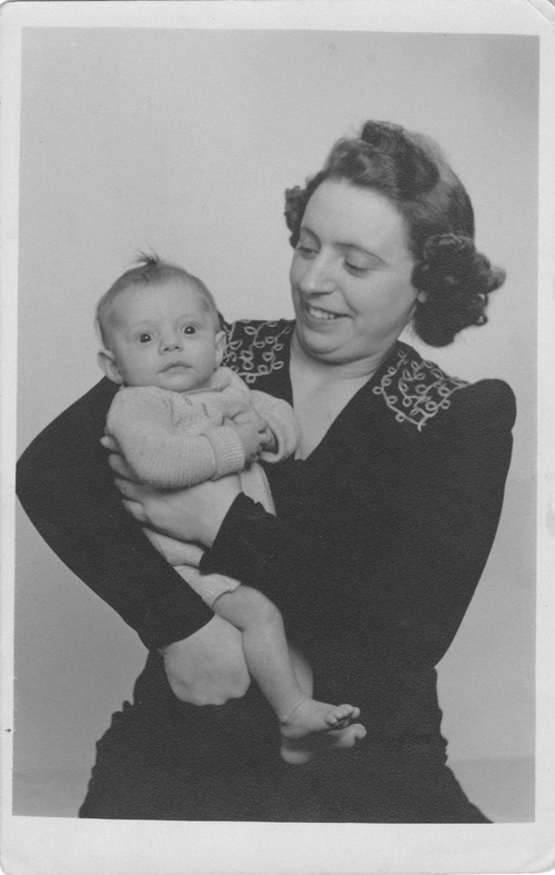 Anna Isaac – Gerritse met kind, Jaap Rudolf, dat de oorlog zou overleven, bron: joodsmonument.nl / privé collectie.    