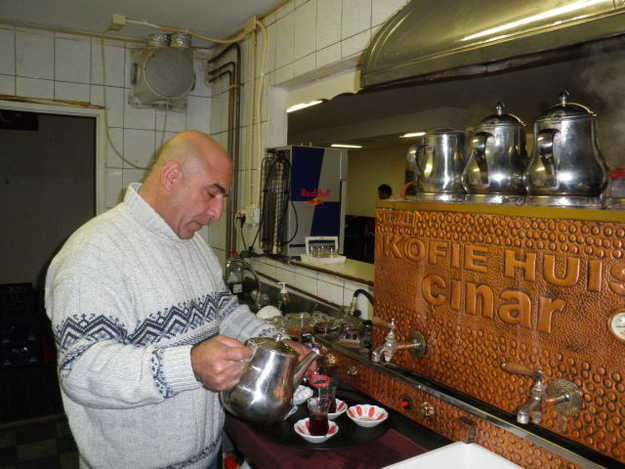 Mustafa en zijn  automatische theezet apparaat, foto Tineke Kalk 2011  