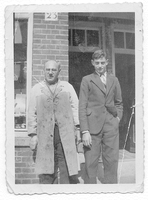 Simon Dresden en zijn vader Salomon voor diens schoenwinkel in de Maritzstraat 23, ca. 1938. Foto uit privécollectie Yvonne van der Ven, via SAA en Wally de Lang.  