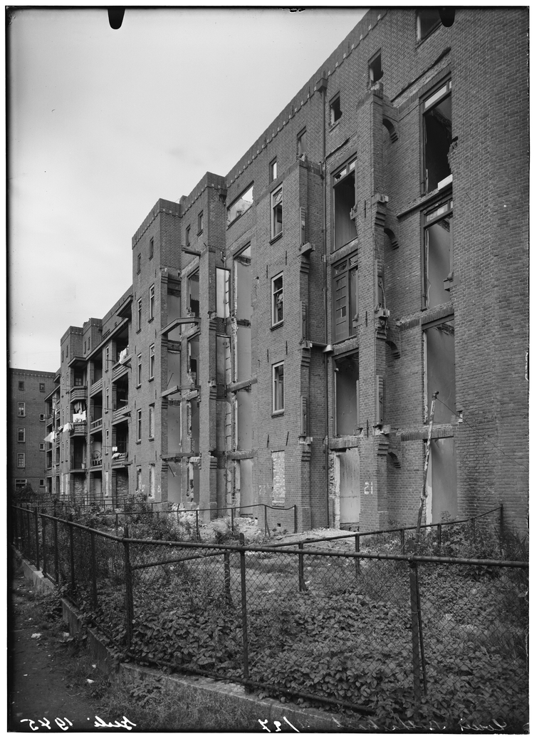 Achterzijde Louis Bothastraat 21-27; oorlogsschade; het hout is uitgesloopt door het publiek, juni 1945. Foto uit het archief van de Gemeentelijke Dienst Volkshuisvesting en rechtsvoorganger: glasnegatieven, SAA.  