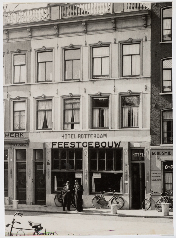 Weesperplein 16-16A, gezien naar feestgebouw Hotel Rotterdam. Polygoon, uit de collectie Stadsarchief Amsterdam: foto's, datering  3 april 1939  
