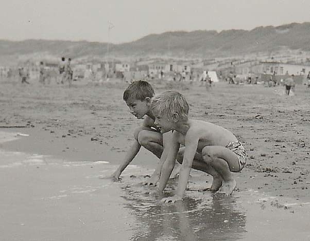 Maudy en haar broertje aan het strand, foto uit privébezit  