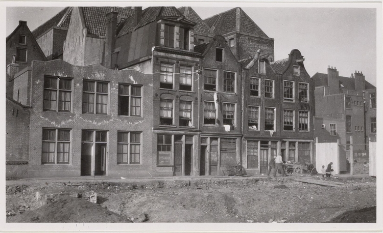 Batavierstraat in 1918, derde huis van links is nummer 66. Bron: fotoarchief SAA, fotograaf is Jacobus van Eck.  