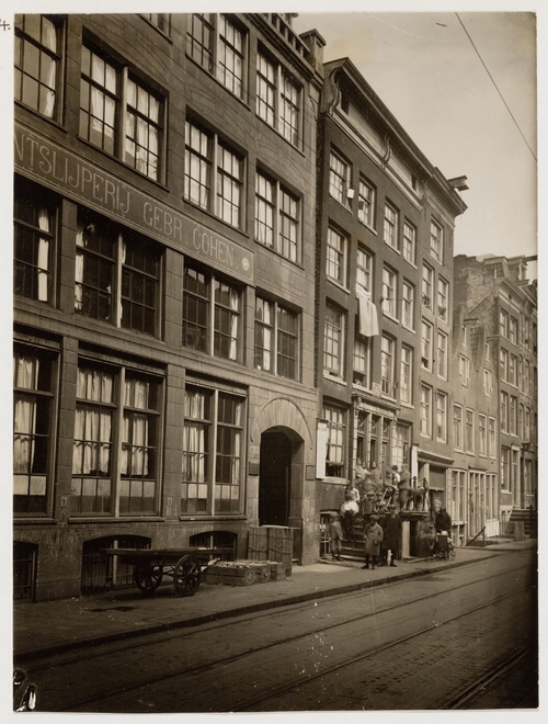 Diamantslijperij in de Rapenburgerstraat 40 – 24 van l. naar r. op 11 april 1924. Vervaardiger: C.F. Jansen, uit de collectie Leenheer, Martelhoff en Jansen, Beeldbank SAA.  