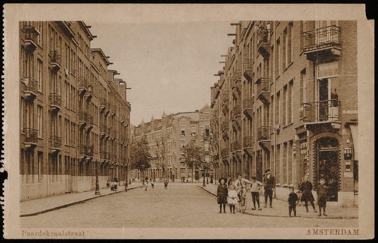 Paardekraalstraat, prentbriefkaart van G.J. Jong, uit 1920. Bron: collectie SAA prentbriefkaarten, beeldbank.   