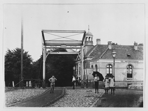 FOTO 3 Linnaeusstraat, gezien in zuidelijke richting naar brug nr. 189 over de Ringvaart. Na de brug de Middenweg. Rechts is het Raadhuis en Tolhuis aan Middenweg. Foto: Jacob Olie (1834-1905) Datering: 1891. Stadsarchief Amsterdam  