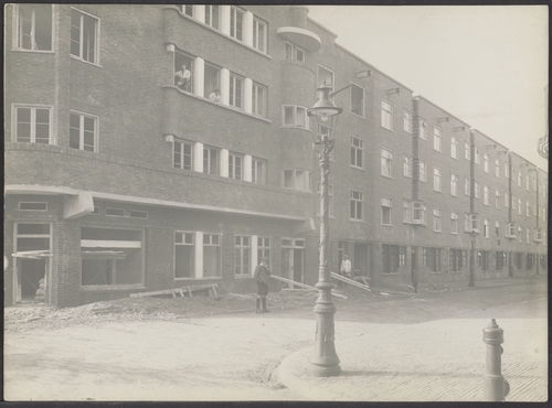 Nieuwbouw aan Waverstraat 63-105 (v.l.n.r.), hoek Kromme-Mijdrechtstraat, gezien in noordwestelijke richting, 28 oktober 1924. Bron: Archief van de Dienst Bouw- en Woningtoezicht: foto's, SAA.   