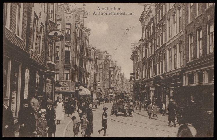 Sint Antoniesbreestraat met links de Zandstraat.Uitgave N.V. Luxe Papierwarenhandel v.h. Roukes en Erhart, Baarn, ca. 1925. Bron: beeldbank SAA.   