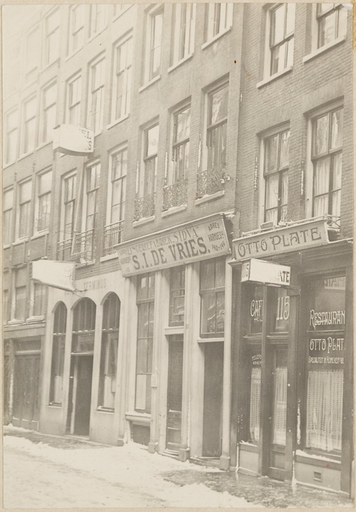 Foto van het exterieur van het pand van de Lingeriefabriek 'Sidva' van Maison S.I. de Vries in de Warmoesstraat 113 in ca. 1918. Bron: Collectie – Archief van S.I. de Vries N.V., beeldbank SAA.   