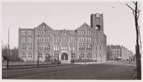 Timorplein 21, gezien naar de ambachtschool. Uit de Collectie J. van Eck: foto's – datering – 5 april 1938. Beeldbank SAA.   