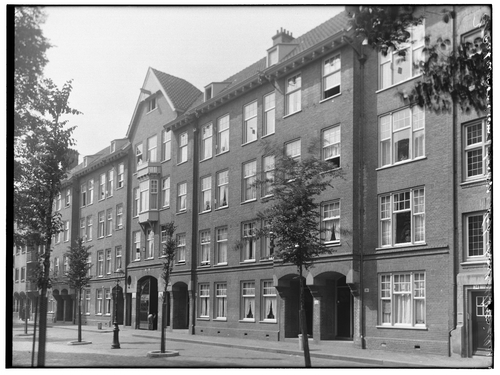 Foto van de Laing`s Nekstraat (v.r.n.l 34 en hoger) met in het midden de ingang (poort) naar de President Krugerschool. Architecten: Arnoldus Ulricus Ingwersen (1882-1959) en E.J. Kuipers. Bron: beeldbank SAA, juni 1937.   