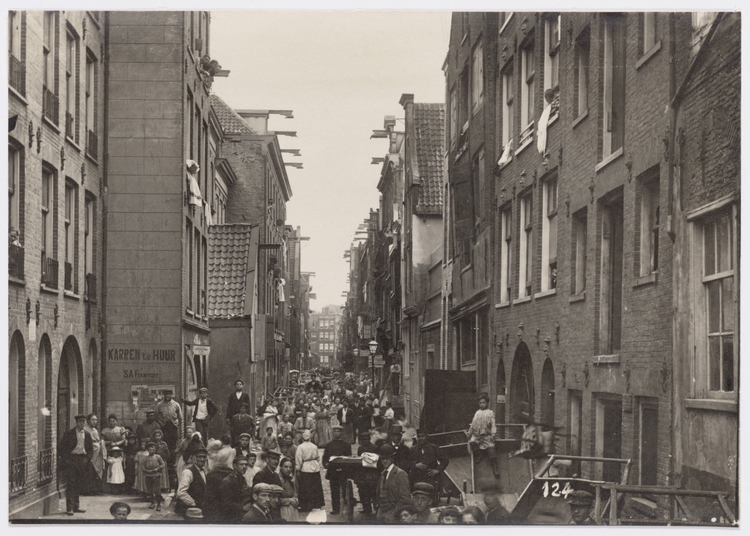 Onbekende foto van de Joden Houttuinen 41-43 (links, v.l.n.r.), gezien richting Markenplein uit ca.1910. Bron: Beeldbank SAA,   