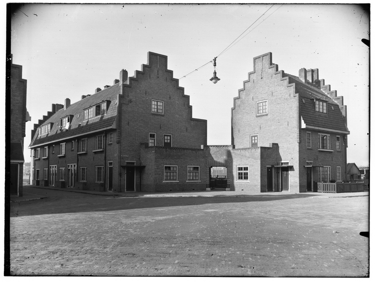 De la Reystraat, hoek Kraaipanstraat in 1921. Architect Gratama, bron: Beeldbank SAA.  