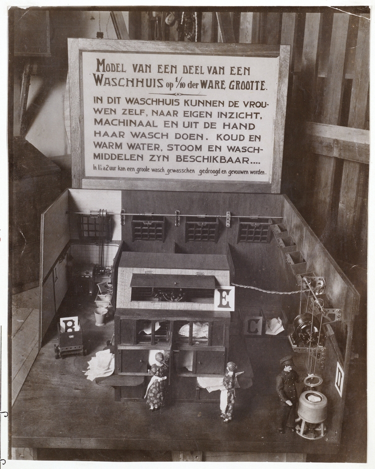 Dienst der gemeentelijke W.S.B.Z. Model van een deel van een washuis, schaal 1:10, anonieme maker ca. 1930. bron: Beeldbank fotoarchief, SAA  