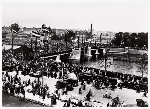 De opening van de nieuw gebouwde Berlagebrug over de Amstel, foto van ca. 28 mei 1932. bron: fotoarchief SAA.   