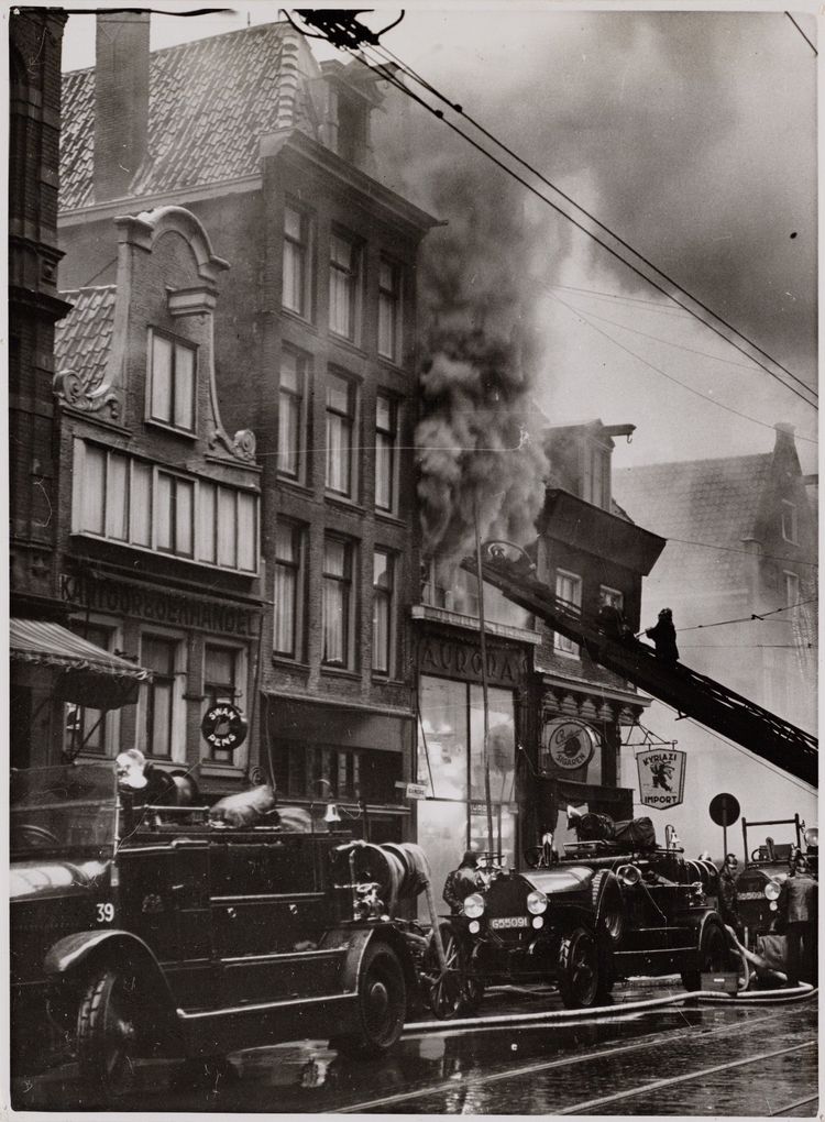 Vijzelstraat 31-37 met rechts: ingang Reguliersdwarsstraat. Links: Kantoorboekhandel. Brand en bluswerkzaamheden bij Lampenhuis "Aurora", ca. 1935. Bron: fotoarchief SAA.  